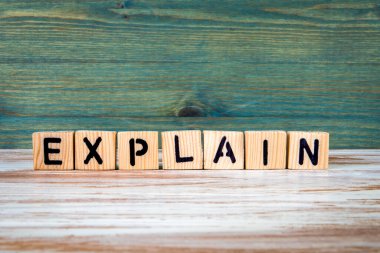 Açıkla. Beyaz ve yeşil ahşap arkaplandaki bloklardan metin