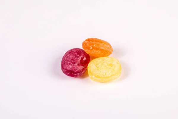 Цветная пачка конфет на белом фоне. Леденцы и сладости — стоковое фото