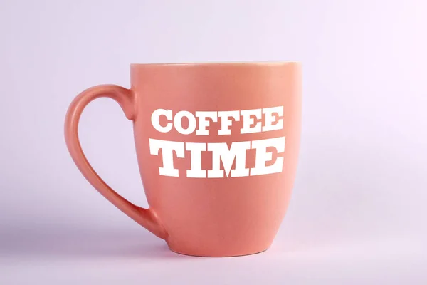 Koffie tijd. Roze koffiemok met tekst op een witte achtergrond — Stockfoto