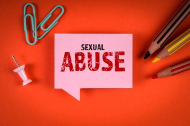 Cinsel istismar. Kırmızı arkaplanda yazı olan pembe konuşma balonu