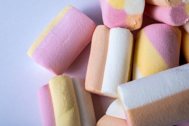 Beyaz bir arkaplanda istiflenmiş lokum parçaları