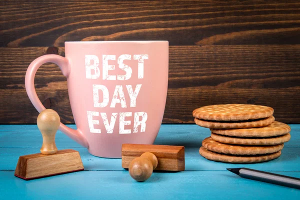 Der beste Tag aller Zeiten. Text auf einem Kaffeebecher. Schreibtisch aus Holz — Stockfoto