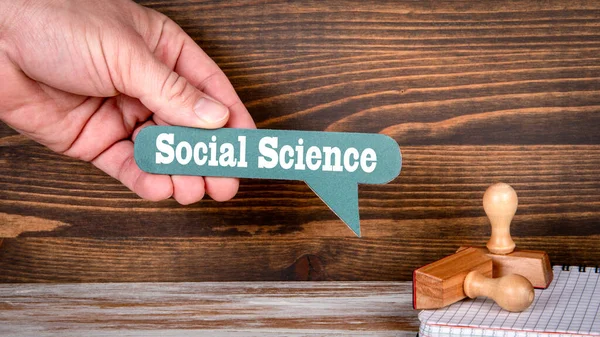Nauki społeczne. Zielona bańka mowy z tekstem w ręku człowieka — Zdjęcie stockowe