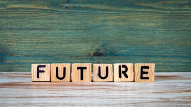 Geleceğe. Beyaz ve yeşil ahşap arka planda alfabe bloklarından kelimeler