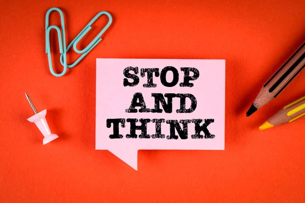 Parem e pensem. Bolha de fala rosa em um fundo laranja — Fotografia de Stock