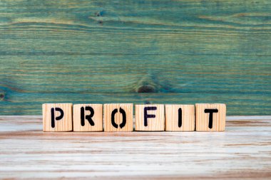 Kâr. Beyaz ve yeşil arkaplandaki tahta bloklardan metin