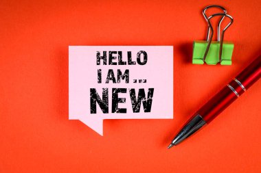 Merhaba, ben yeniyim. Turuncu arka planda pembe konuşma balonu