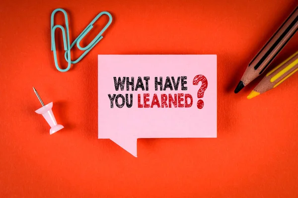 WHAT HAVE YOU LEARNED. Time To Learn Concept. Speech Bubble On Orange Background — Fotografia de Stock