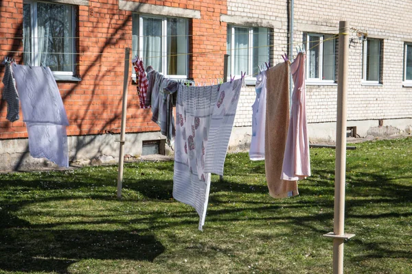 Hangig kläder för att torka på en linnesträng. Gård till ett lägenhetshus — Stockfoto