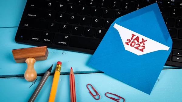 Imposto 2022. envelope azul no teclado do computador preto — Fotografia de Stock