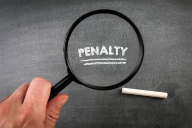 Cezası var. Metin, büyüteç ve tahtadaki beyaz tebeşir.