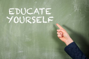 Kendi kendini eğit. Kadın mesajı işaret ediyor. Yeşil tebeşir tahtası