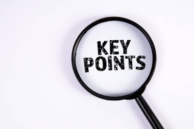 Anahtar noktaları var. Beyaz arkaplanda metin ve büyüteç