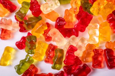 Beyaz arka planda plastik ayılar yığını