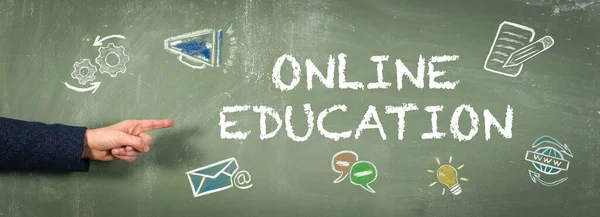 Concepto de educación en línea. Ilustración e información sobre una pizarra verde —  Fotos de Stock