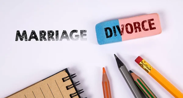 结婚和离婚的概念 白色背景上的橡皮擦和铅笔 — 图库照片