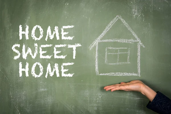 Evim, güzel evim. Yeşil karatahtadaki metin.