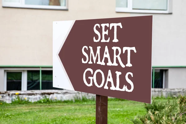 Set smart goals. Pointing arrow banner with inscription.