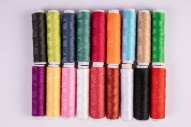 Beyaz arka planda iplik makaraları. Moda ve hobi.