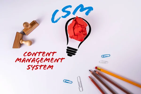 Csm Content Managment System 白色背景上的灯泡和铅笔摘要 — 图库照片