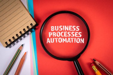 BİR İŞE UZAĞIYOR. Ofis malzemeleri masada..