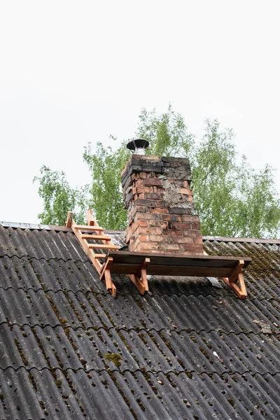 煙突の修理だ 木造ホーム 金属シェルと破損したレンガ — ストック写真