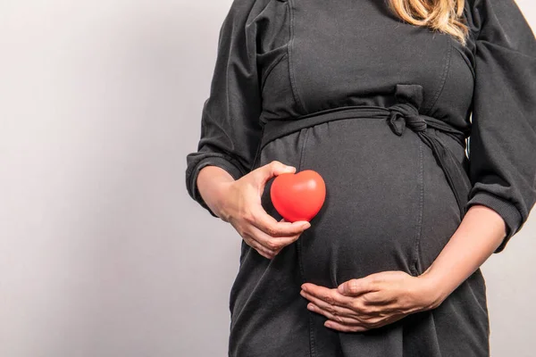 Zwangere Vrouw Rood Rubberen Hart Hand Liefde Gezondheid Leven — Stockfoto