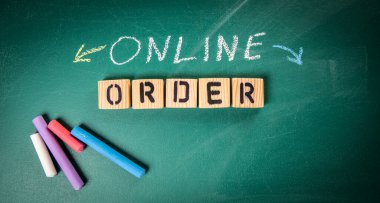 Çevrimiçi sipariş. Alışveriş ve Teslimat konsepti. Yeşil tebeşir tahtası arka planı.