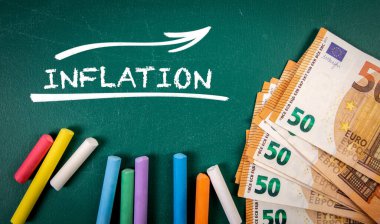 Enflasyon. Yeşil karatahtadaki Euro parası ve metin.