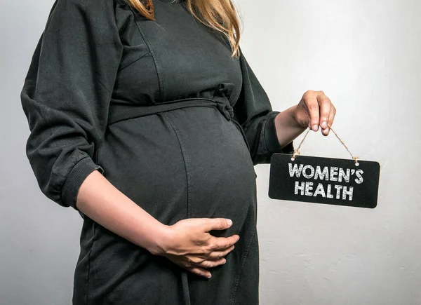 Gezondheid Van Vrouwen Zwangere Vrouw Met Een Miniatuur Schoolbord Hand — Stockfoto