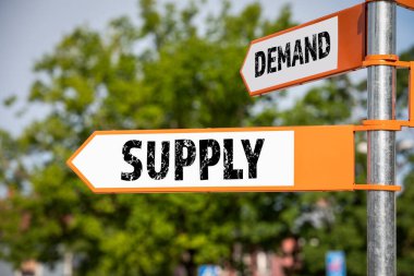 Talep ve Tedarik konsepti. Metinli yön okları, güneşli bir gün.