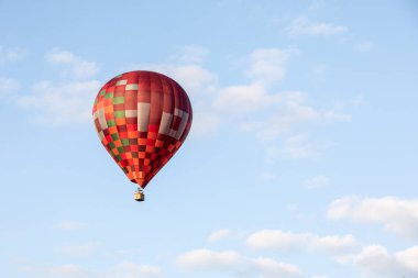 Renkli sıcak hava balonu güzel havada gökyüzünde uçar..