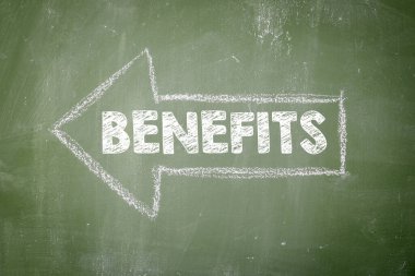 Yararlı kavram. Yeşil bir karatahta metin ile ok işaretleniyor.