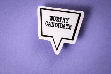 Değerli Aday. Mor arkaplanda beyaz konuşma balonu.