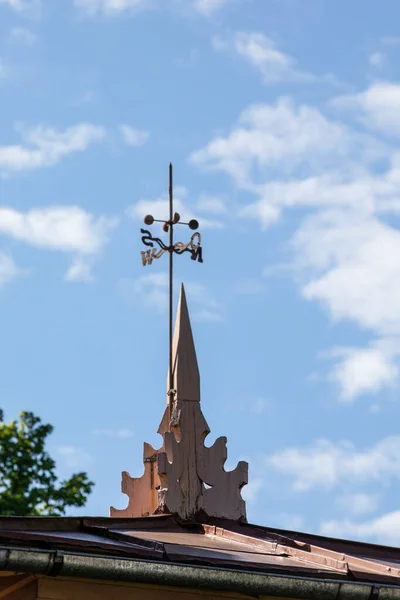 Eine Alte Design Windanzeige Auf Dem Dach Eines Hauses — Stockfoto