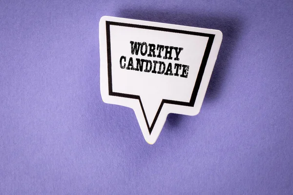 Değerli Aday. Mor arkaplanda beyaz konuşma balonu.
