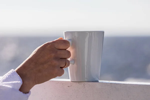Weißer Becher Frauenhand Terrassenrand Romantische Stimmung Zum Morgenkaffee Verschwommenes Meer — Stockfoto