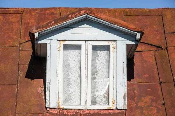 Retro Style Wooden Roof Window Red Tin Roof — Stock fotografie