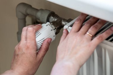 Maliyetleri düşürmek için ayarlanabilir yoğunluğa sahip radyatör. Isıtma fiyatı enflasyonu..