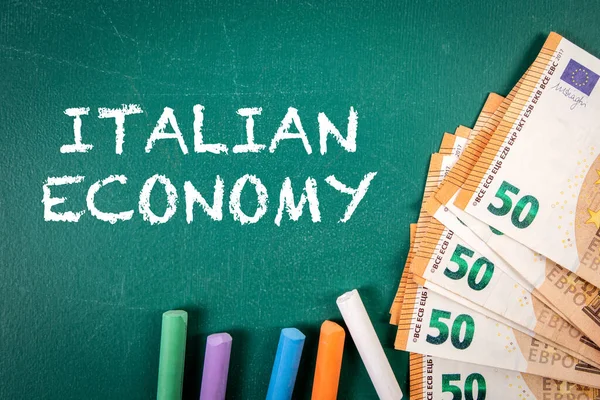 Economía Italiana Texto Dinero Euros Una Pizarra Verde — Foto de Stock