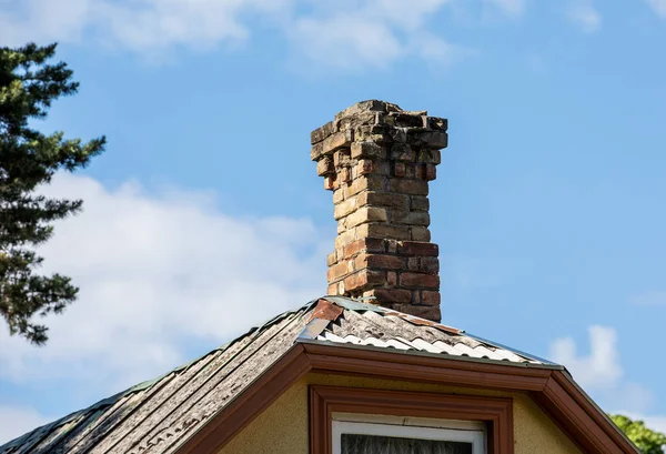 Old Brick Chimney Edge Roof Heating Fire Safety Concept — Foto Stock