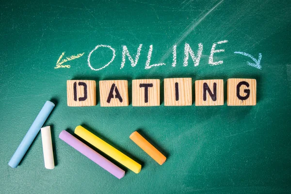 Online Randevu. Yeşil arkaplandaki tahta bloklardan metin.