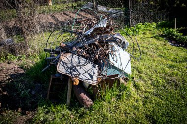 Bahçeye hurda metal yığını. Atık toplama ve sıralama.