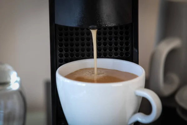 Koffiemachine Een Wit Kopje Ontbijt Energie — Stockfoto