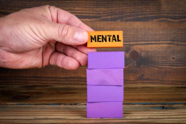 Akıl Sağlığı Konsepti. Ahşap bir arkaplanda renkli tahta bloklar.