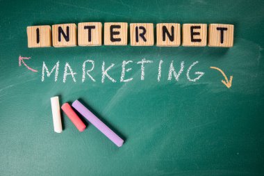 İnternet pazarlama konsepti. Tahta bloklar. Yeşil yazı tahtası arkaplanı.