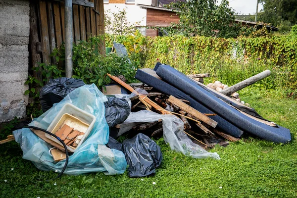 Szemét Egy Rakás Építési Törmelék Egy Ház Udvarán — Stock Fotó