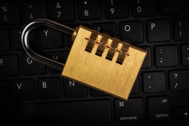 İnternet ve veri güvenliği kavramı. Bilgisayar klavyesinde asma kilit.