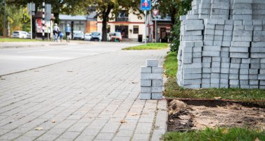 Caddenin kenarına kaldırım taşı yığını..