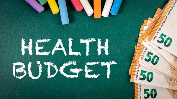 Orçamento Saúde Texto Dinheiro Euro Num Quadro Verde — Fotografia de Stock